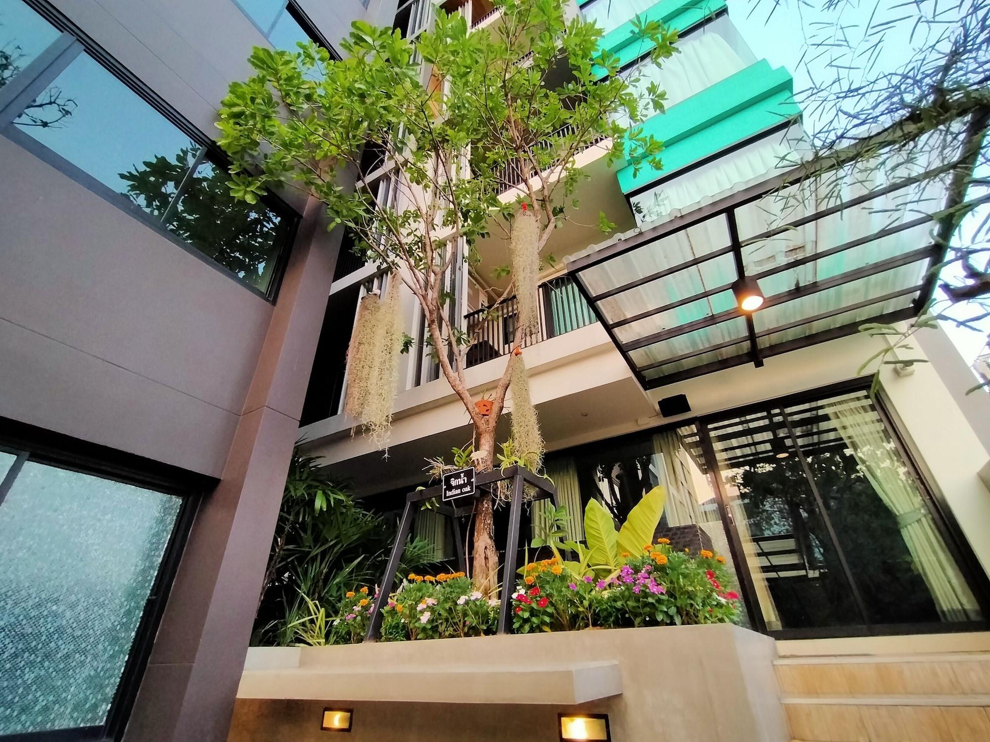 Siri Ratchada Bangkok Hotel Exterior photo